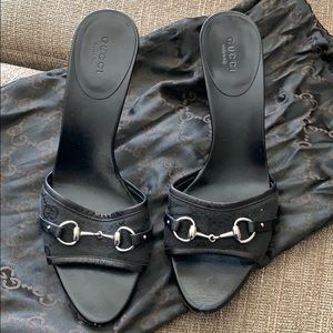 Gucci slides in black with silver buckle